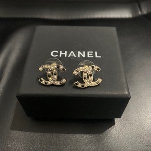 chanel pearl earring